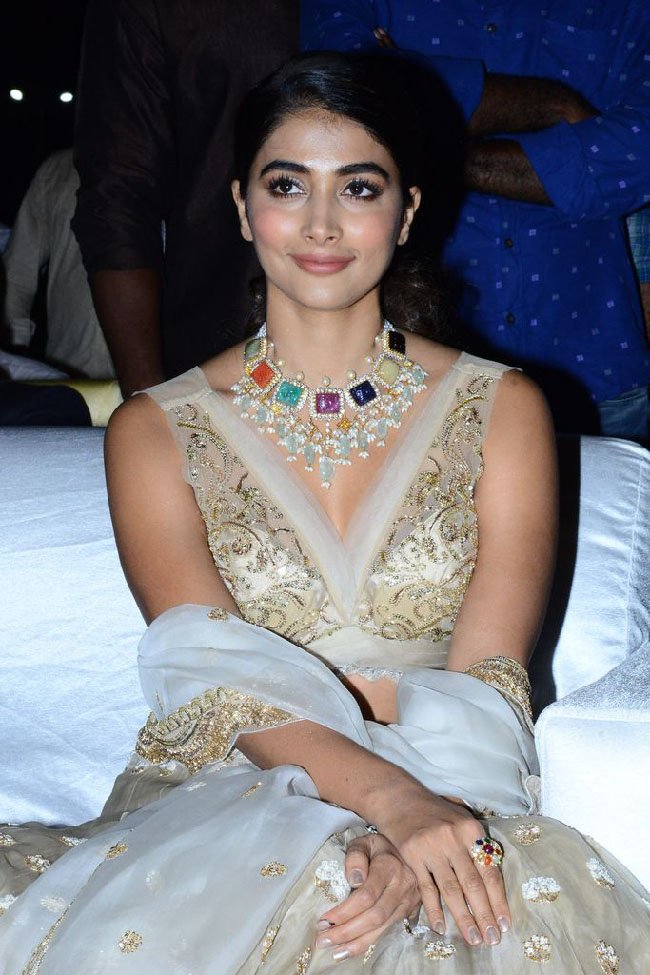 Pooja-Hegde-at-Maharshi-Movie-Pre-Release-Event